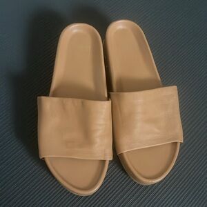 BEEK - Pelican Leather Platform Sandal
HONEY -Size 8